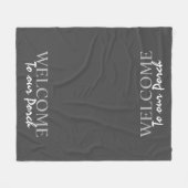 私達のポーチの原稿への素朴なダークグレーの歓迎 フリースブランケット (正面(横))