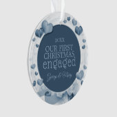 私達の一緒の初めてのクリスマスの婚約したな写真の青 オーナメント (正面)