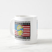 私達の中の警察のスーパーヒーローの歩行 コーヒーマグカップ (正面左)