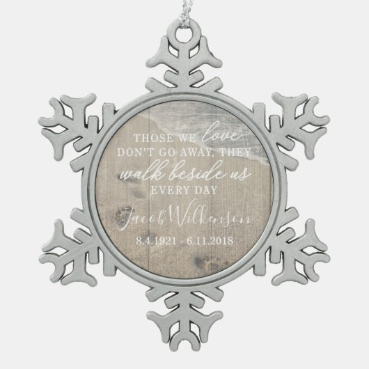 私達の側の歩行記念の雪片のオーナメント スノーフレークピューターオーナメント (正面)