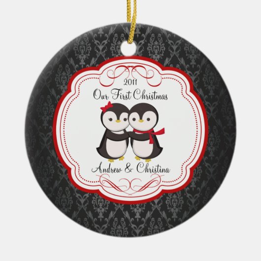 私達の初めてのクリスマスのオーナメントのペンギンのカップル セラミックオーナメント (正面)