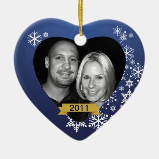 私達の初めてのクリスマスのオーナメントの青い雪片のカスタム セラミックオーナメント (正面)