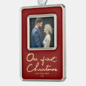 私達の初めてのクリスマスのカスタムな手の教養がある写真 シルバープレートフレームオーナメント (左)