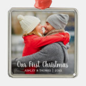 私達の初めてのクリスマスのカップルの写真のモダンの正方形 メタルオーナメント (正面)