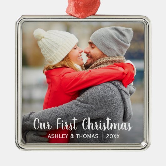 私達の初めてのクリスマスのカップルの写真のモダンの正方形 メタルオーナメント (正面)