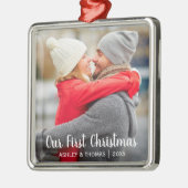 私達の初めてのクリスマスのカップルの写真のモダンの正方形 メタルオーナメント (左)