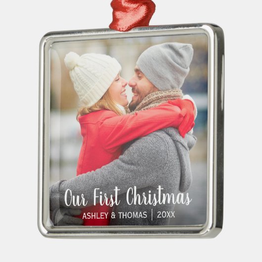 私達の初めてのクリスマスのカップルの写真のモダンの正方形 メタルオーナメント (左)