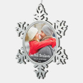 私達の初めてのクリスマスのカップルの写真のモダンSF スノーフレークピューターオーナメント (右)