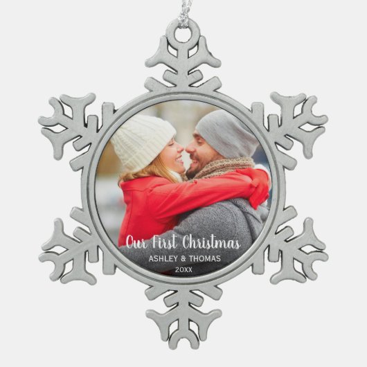 私達の初めてのクリスマスのカップルの写真のモダンSF スノーフレークピューターオーナメント (正面)