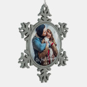 私達の初めてのクリスマスのカップルの写真の原稿 スノーフレークピューターオーナメント (左)