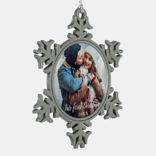 私達の初めてのクリスマスのカップルの写真の原稿 スノーフレークピューターオーナメント (左)