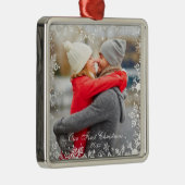 私達の初めてのクリスマスのカップルの写真の雪片のボーダー メタルオーナメント (右)