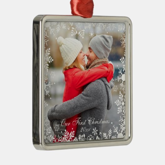 私達の初めてのクリスマスのカップルの写真の雪片のボーダー メタルオーナメント (右)
