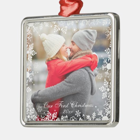 私達の初めてのクリスマスのカップルの写真の雪片のボーダー メタルオーナメント (左)