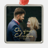 私達の初めてのクリスマスのシックでフェイクな金ゴールドホイルのクリスマス メタルオーナメント (正面)