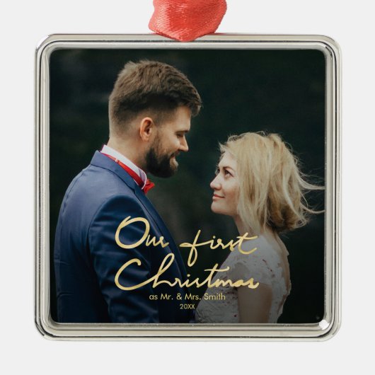 私達の初めてのクリスマスのシックでフェイクな金ゴールドホイルのクリスマス メタルオーナメント (正面)