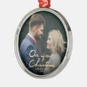 私達の初めてのクリスマスのシックな手教養があるクリスマス メタルオーナメント (左)