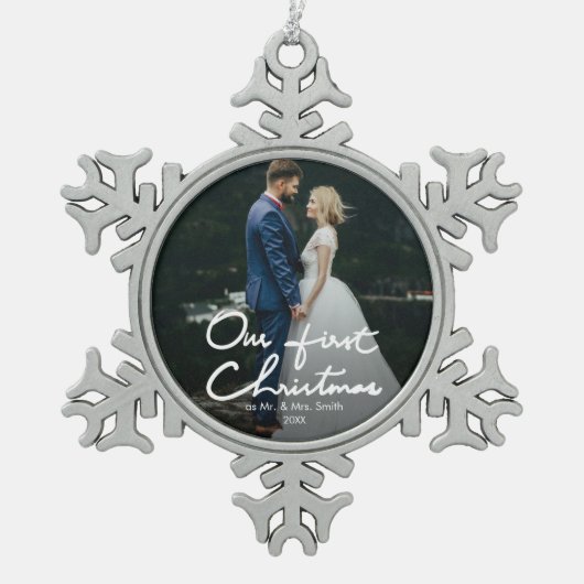 私達の初めてのクリスマスのシックな記念品の写真 スノーフレークピューターオーナメント (正面)