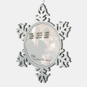 私達の初めてのクリスマスのパーソナライズな写真の雪片 スノーフレークピューターオーナメント (右)