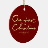 私達の初めてのクリスマスのフェイクな金ゴールドの新婚者のクリスマス セラミックオーナメント (右)