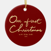 私達の初めてのクリスマスのフェイクな金ゴールドの新婚者のクリスマス セラミックオーナメント (正面)