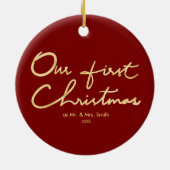 私達の初めてのクリスマスのフェイクな金ゴールドの新婚者のクリスマス セラミックオーナメント (裏面)