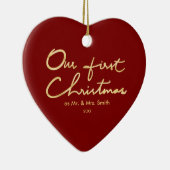 私達の初めてのクリスマスのフェイクな金ゴールドの新婚者のハートの形 セラミックオーナメント (右)