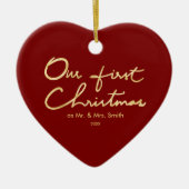 私達の初めてのクリスマスのフェイクな金ゴールドの新婚者のハートの形 セラミックオーナメント (正面)