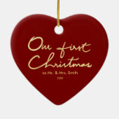 私達の初めてのクリスマスのフェイクな金ゴールドの新婚者のハートの形 セラミックオーナメント (裏面)