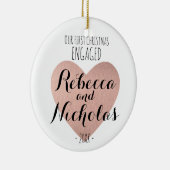 私達の初めてのクリスマスの婚約したなオーナメントのばら色の金ゴールド セラミックオーナメント (右)