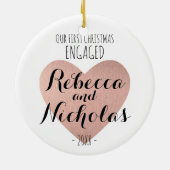 私達の初めてのクリスマスの婚約したなオーナメントのばら色の金ゴールド セラミックオーナメント (裏面)