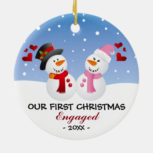 私達の初めてのクリスマスの婚約したな雪だるまのオーナメント セラミックオーナメント (裏面)