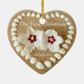 私達の初めてのクリスマス-ハートの貝が付いている砂浜 セラミックオーナメント (正面)