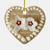 私達の初めてのクリスマス-ハートの貝が付いている砂浜 セラミックオーナメント (裏面)