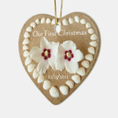 私達の初めてのクリスマス-ハートの貝が付いている砂浜 セラミックオーナメント (左)