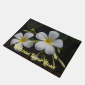 私達の家への黄色および白いプルメリアの歓迎 ドアマット (アングル)