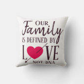 私達の家族は愛ないDNAの採用によって定義されます クッション (裏面)