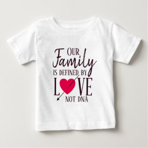 私達の家族は愛ないDNAの採用によって定義されます ベビーTシャツ