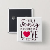 私達の家族は愛ないDNAの採用によって定義されます 缶バッジ (正面&裏面)