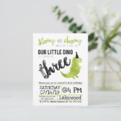 私達の小さいディーノの誕生日の緑恐竜のテーマの男の子 インビテーションポストカード (スタンド正面)