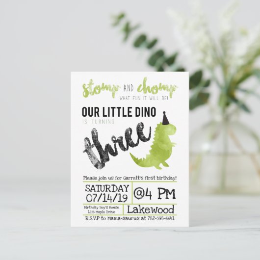 私達の小さいディーノの誕生日の緑恐竜のテーマの男の子 インビテーションポストカード (スタンド正面)