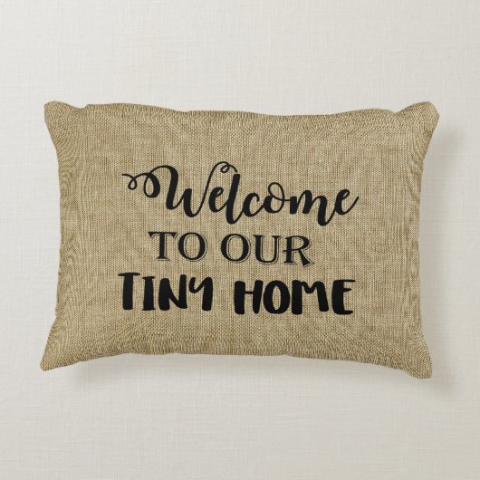 私達の小さい家の装飾用クッションへの歓迎 アクセントクッション (裏面)