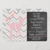 私達の小さい雌ジカは1つを回しています! 誕生日招待状 招待状 (正面/裏面)