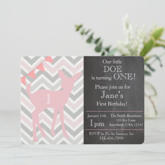 私達の小さい雌ジカは1つを回しています! 誕生日招待状 招待状 (スタンド正面)