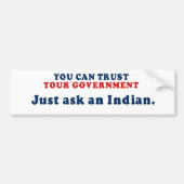 私達の政府がちょうどインディアンに尋ねることを信頼できます バンパーステッカー (正面)