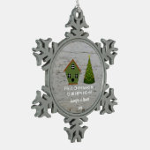 私達の新しい家の木製の巣箱の初めてのクリスマス スノーフレークピューターオーナメント (左)