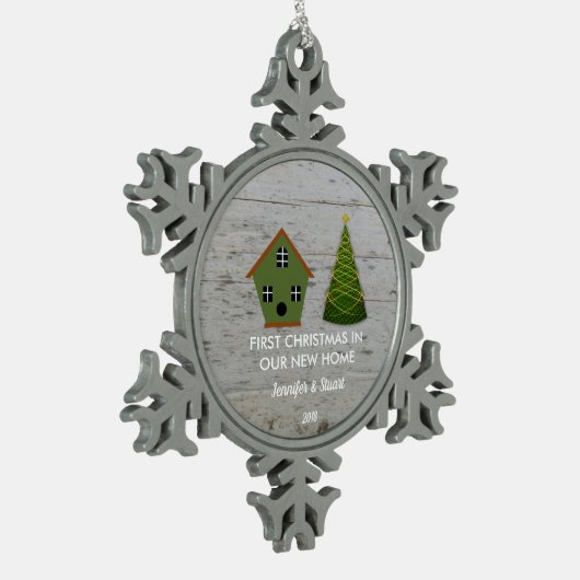 私達の新しい家の木製の巣箱の初めてのクリスマス スノーフレークピューターオーナメント (左)