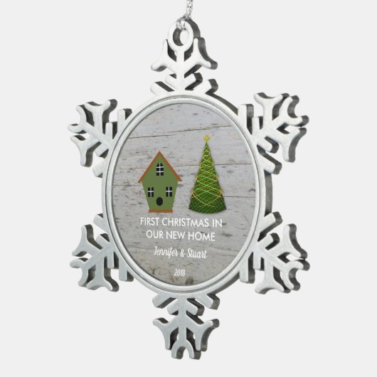 私達の新しい家の木製の巣箱の初めてのクリスマス スノーフレークピューターオーナメント (右)