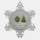 私達の新しい家の木製の巣箱の初めてのクリスマス スノーフレークピューターオーナメント (正面)