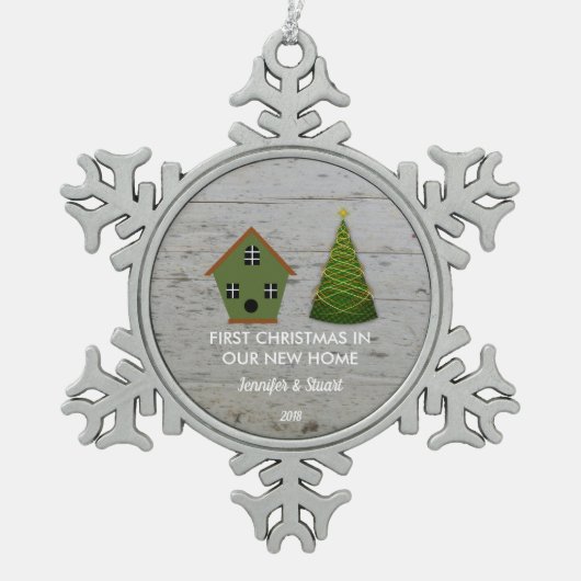 私達の新しい家の木製の巣箱の初めてのクリスマス スノーフレークピューターオーナメント (正面)